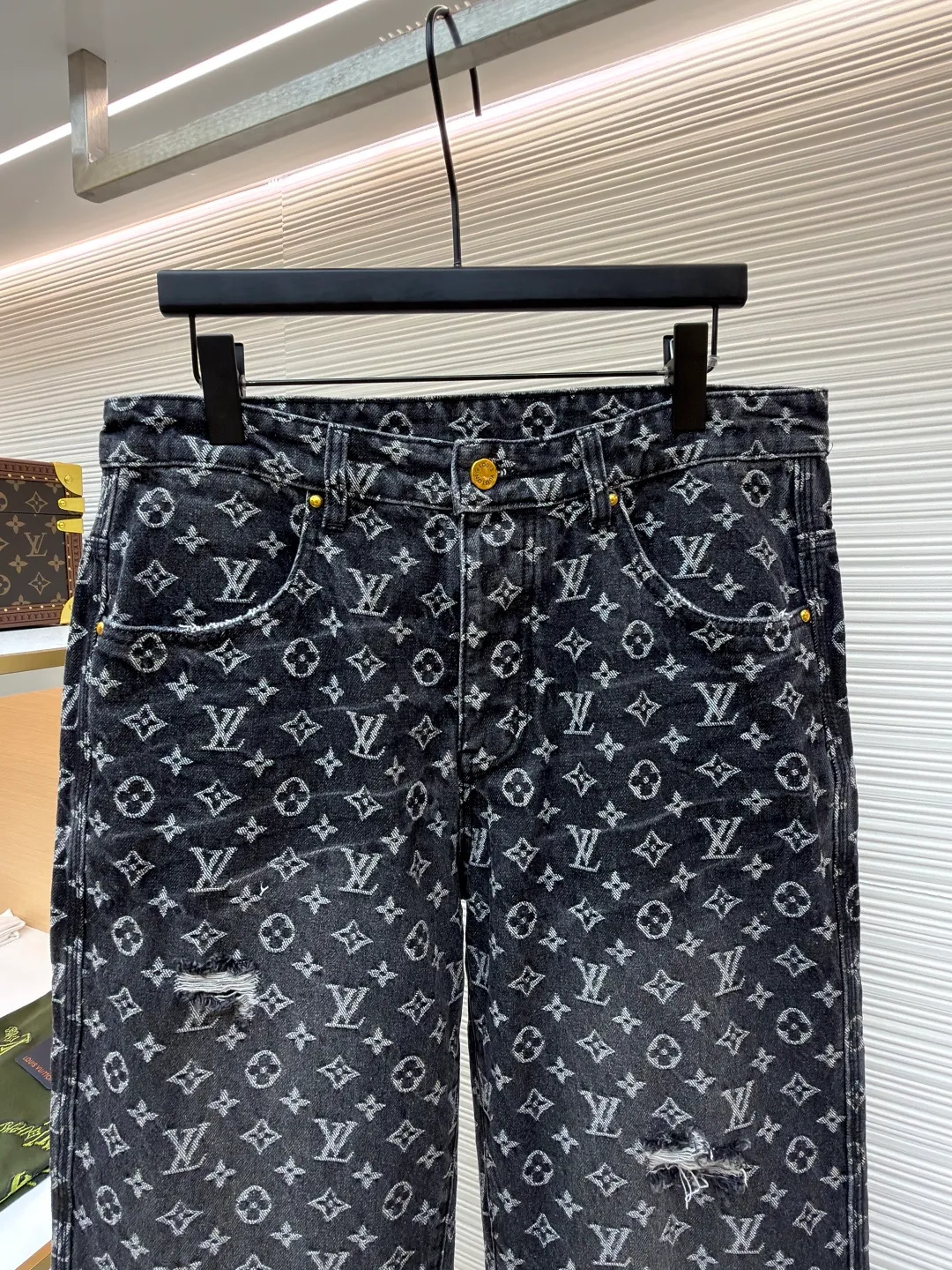 LOUIS VUITTON limited torn jacquard red man embroidered jeans ●Authentic product: purchased and developed for 15500 ●Item number: 1681037-B05 ●Fabric: denim fabric ●Technology: jacquard production ●Version: loose fit ●Weight: about 940 grams ●Size: 30-32-34-36 ●Description: The denim fabric is made of 100% cotton and classic double-sided jacquard with jacquard technology; it is woven with high-density equipment imported from Italy, with clear texture; the new dip-dye treatment is anti-wrinkle, anti-shrinkage and anti-deformation. The back panel uses bract core three-dimensional embroidery technology and uses glossy mercerized embroidery thread, which adds light and dark tones to the raised pattern. Three-dimensional embroidery mainly achieves three-dimensional effects through flat embroidery and layering. Because the embroidery thread is relatively thin, it is difficult to create such an exaggerated three-dimensional effect. Three-dimensional bract core cotton is added to the production to increase the three-dimensional effect. The overall wiring is straight and delicate, the fabric is comfortable and soft, and the color is consistent without color difference. It can be matched with the same style to create a fashionable look and control various occasions. Customized accessories, complete with three standards, same style for men and women!